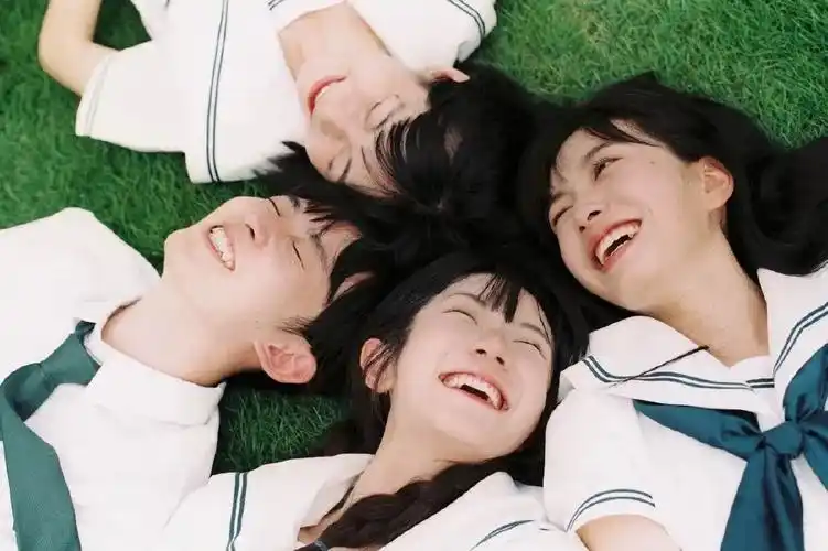 团体5人拍照姿势的摆法(毕业照拍摄姿势参考!pose对了,怎么拍都美)