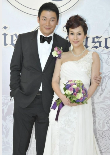 原创43岁文颂娴为女儿办豪华生日宴晒全家福与丈夫结婚七年恩爱如初