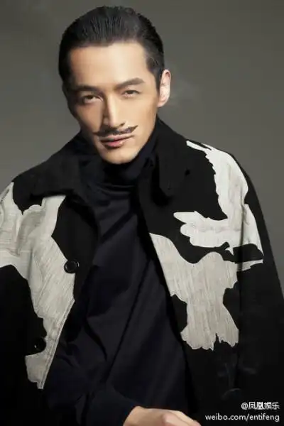 【@胡歌 小胡子雅痞范儿写真】在全新曝光的写真中,#胡歌#画上两撇小