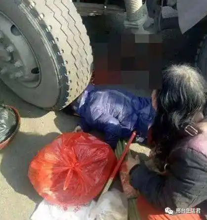 惨烈车祸昨天邢台一男子被碾压头部当场身亡