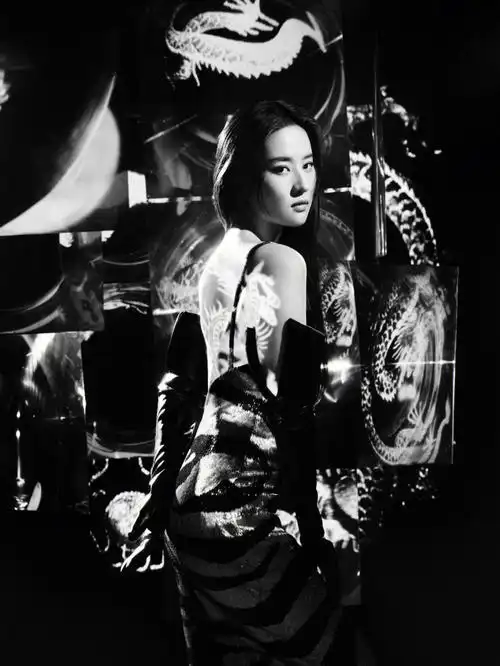 刘亦菲龙纹露背大片