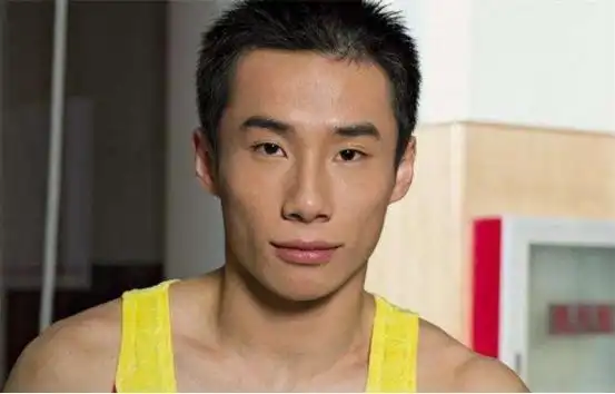 奥运冠军因女友诈骗5800万,被牵连退役,8年后归来已是大校军衔_肖钦