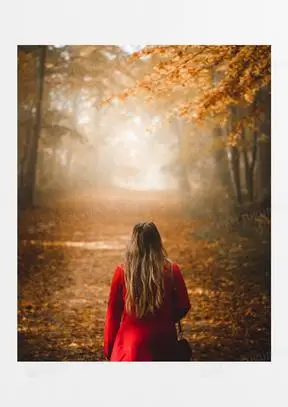 秋天意境美女背影图片