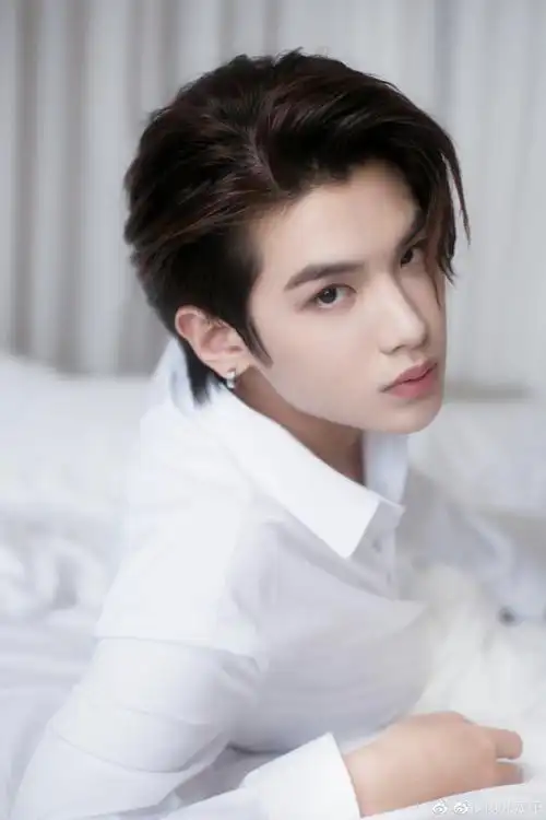 黄明昊白衬衫随拍