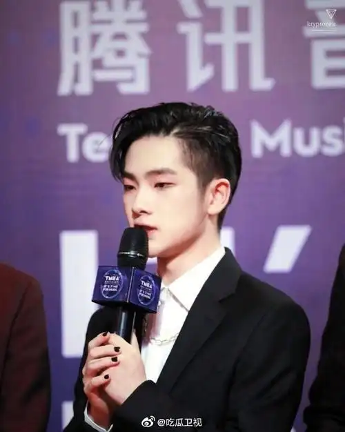 周震南戴双眼皮眼镜