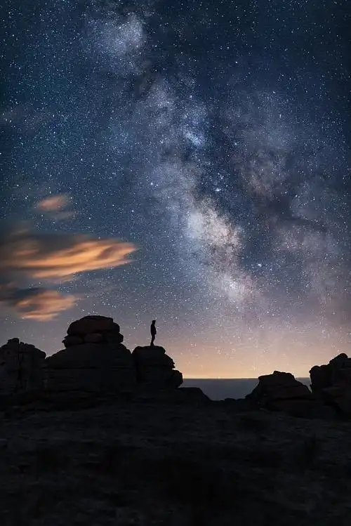 星空下沙漠孤独的人魔法光辉