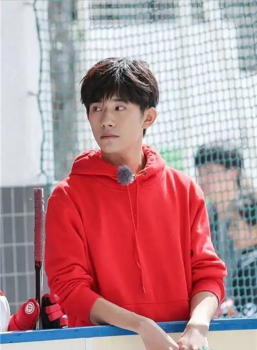 易烊千玺更新打篮球日常元气少年超帅气