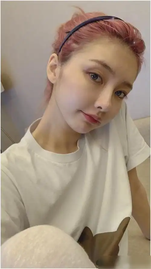 王思聪前女友豆得儿直播颜值下线苹果肌突出一点不像95后