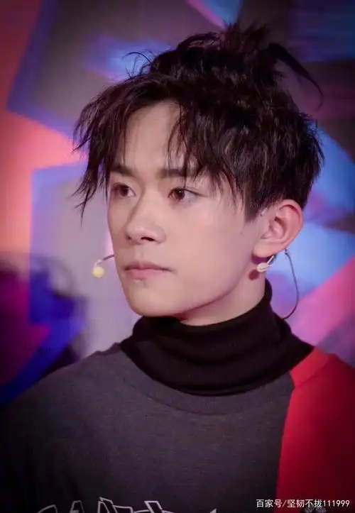 易烊千玺的姿势超可爱