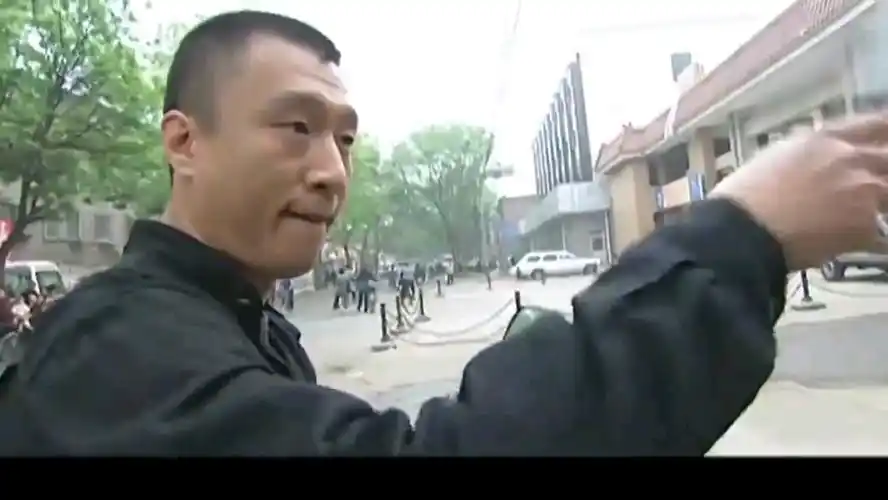 刘华强说的是瓜摊老板你他妈劈我瓜是吧