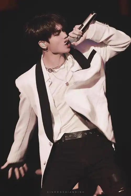 舞台上的林彦俊很a超可