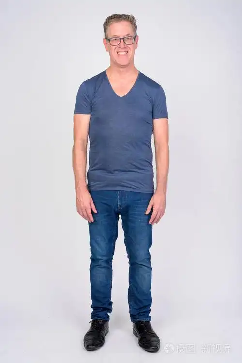 全身体拍摄的快乐成熟的男人微笑着与白色背景