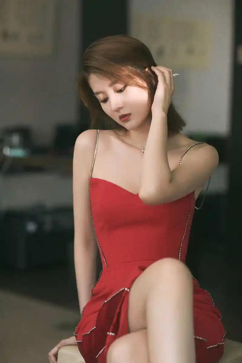 乔欣,   今日,明艳红色,如花如画.