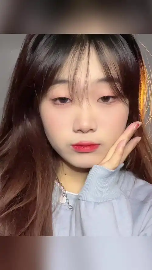 努力更新的单眼皮女孩