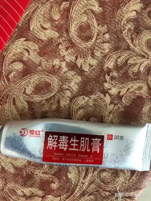 药膏,在肛门外用凡士林纱布塞入肛门内,作用是引流,并且有助伤口生长