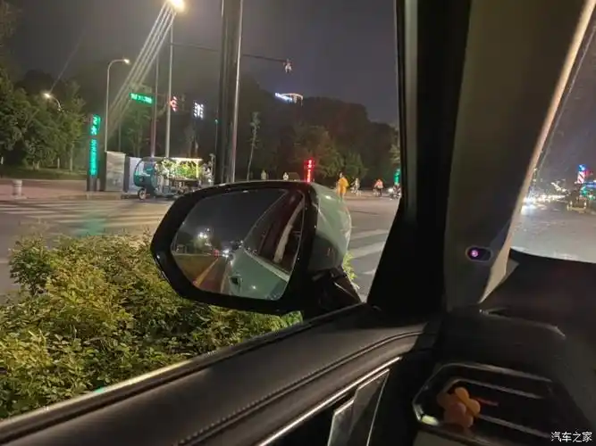 夜晚开玛奇朵兜风