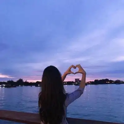 女生海边头像小清新在海边惬意地放飞心情