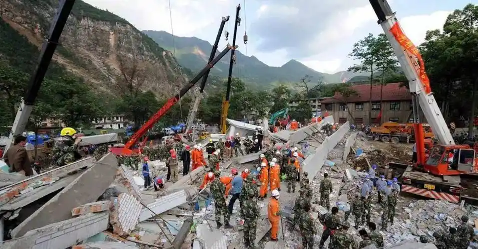 汶川地震中,那个曾经立志要考清华的9岁小英雄,如今在做什么?_小男孩_