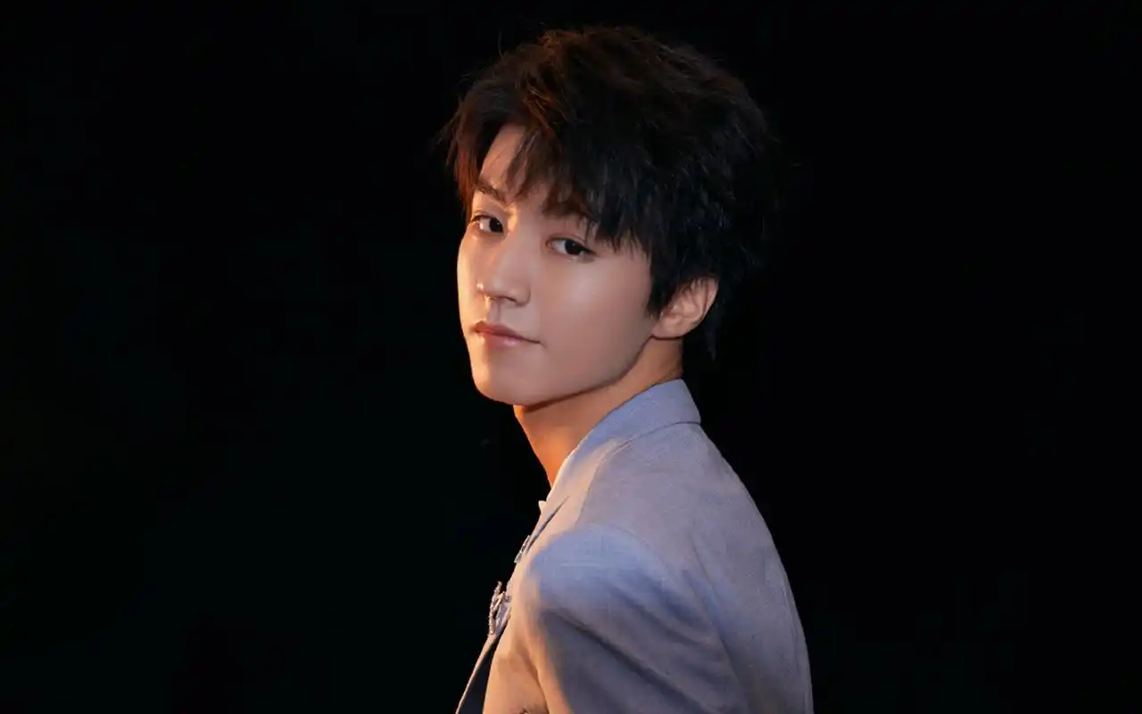 王俊凯清爽帅气写真桌面壁纸