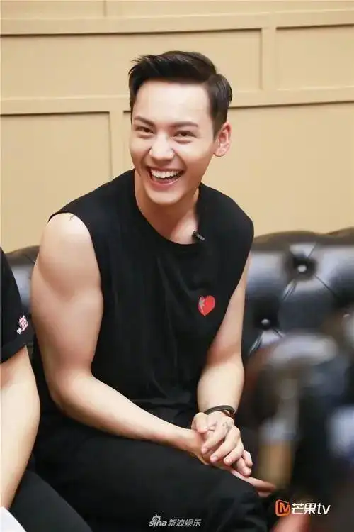 (对绕了这么久的弯就是为了强行安利你们,聚齐了tfboys三小只