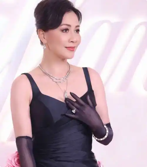 活动明星生图:58岁刘嘉玲肤白貌美,唐嫣裸背,马伊琍气场全开_一身_状