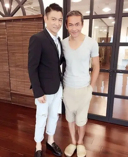 帖子  8月26日下午,江华在微博晒和刘德华合影,照片中,刘德华穿着西装