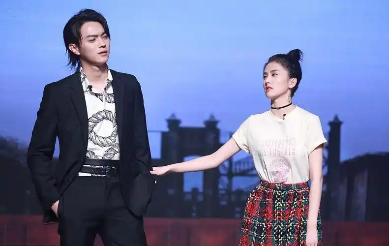 白鹿许凯官宣了没(许凯白鹿情侣手机壳)