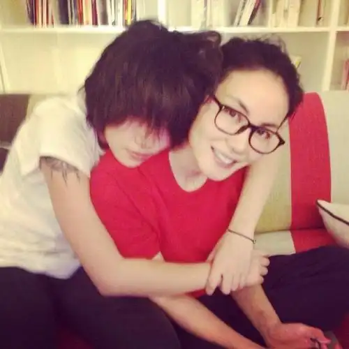 窦靖童唱王菲的歌 网友留言:来首爸爸的歌曲(组图)