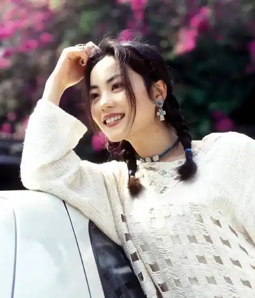 王菲年轻时原来这么美,穿白毛衫配麻花辫美得清纯动人_造型_毛衣_知识