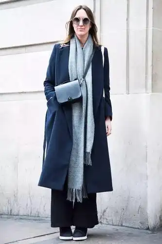 浅灰色搭配深蓝色可以弱化沉郁感,无论是谁都能穿出不同的味道