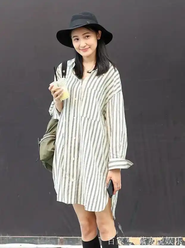 街拍:长相甜美的小姐姐,走在路上,不断吸引路人回头观望