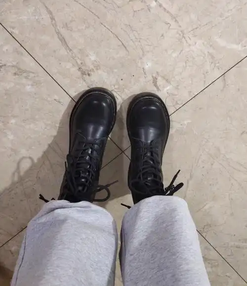 穿了两年的马丁靴