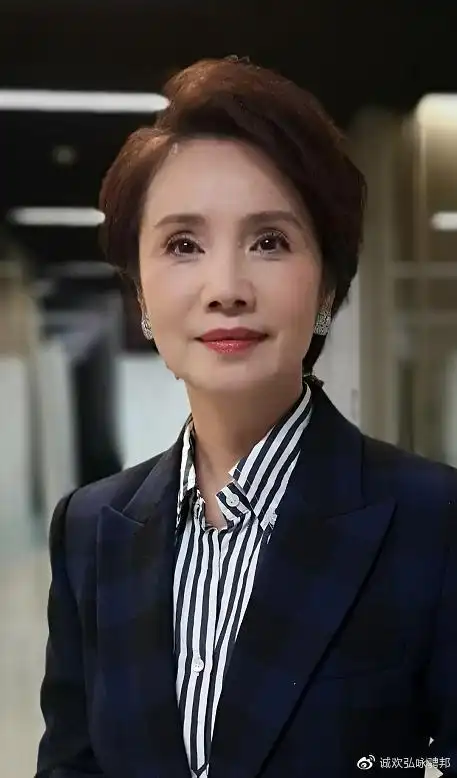 这气质绝了!央视工作近30年,60岁徐丽活成大多数女人想要的样子