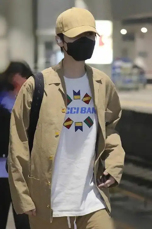 鹿晗首期公演录制结束,匆忙回家陪妈妈过母亲节,戴情侣戒秀恩爱