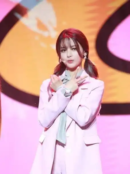 20岁杨超越又绑双马尾,穿水手服搭配超短裤秀大长腿,气质好清纯|发型