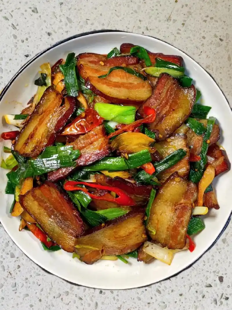简单又下饭的蒜苗炒腊肉👍.食材准备:腊肉 蒜苗 姜蒜小 - 抖音
