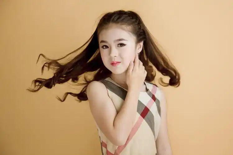 p>曾凯恬,小名恬恬,中美混血儿,童星,2005年3月30日出生于 a target=