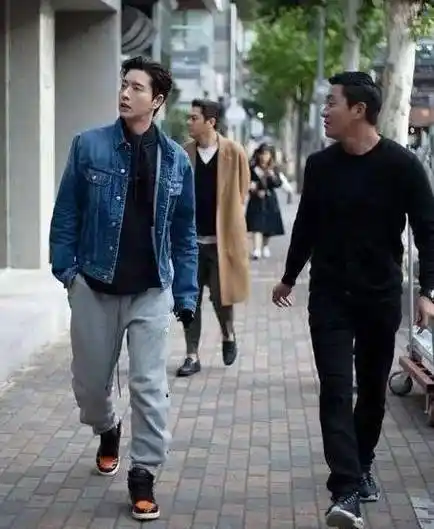 朴海镇现身似霸道总裁 旧照反差大被指整容 曾演传闻中的七公主