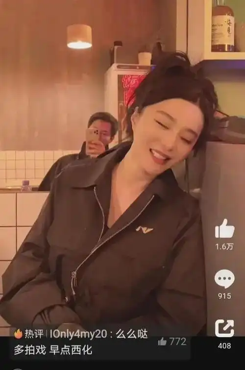 在秀场外拍到范冰冰生图感叹她真美皮肤细腻紧致比真实年龄小