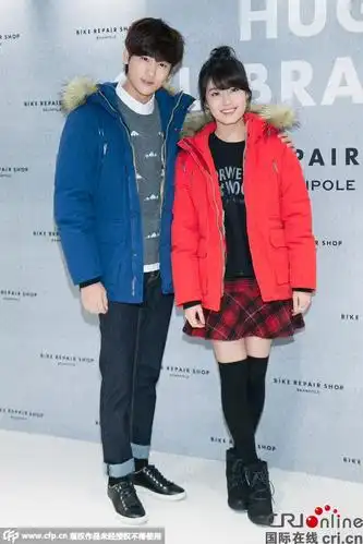 帝国之子成员朴炯植热拥南智贤 清新靓丽似青梅竹马