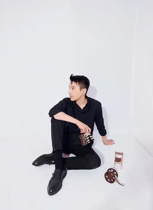 赵又廷发型毛躁却依旧帅气黑色西装还能穿出新鲜感看着太有型