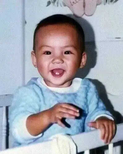 哈,陈伟霆童年照.没想到陈奕迅小时候这么可爱啊.