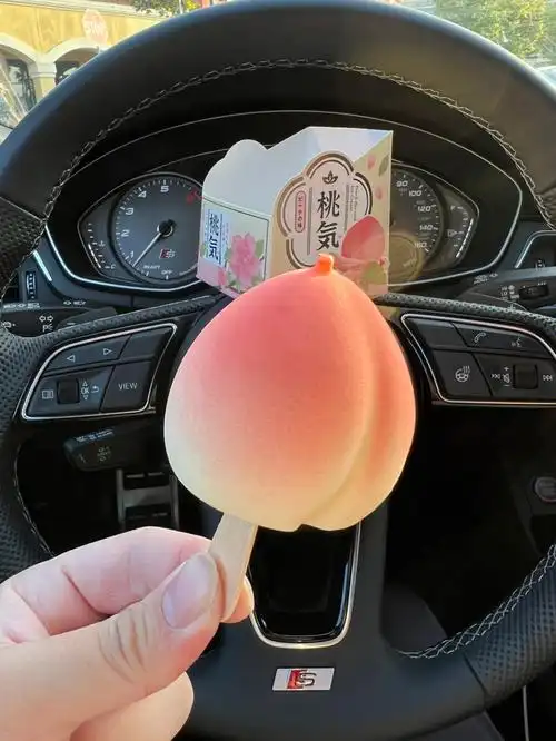 网红桃子冰淇淋
