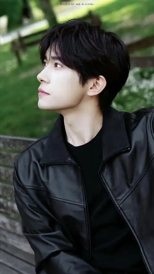 易烊千玺飘雪侧颜