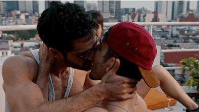 该剧从第一集开始就暴露了它尺度大的特点,第一集我们就看到男主角