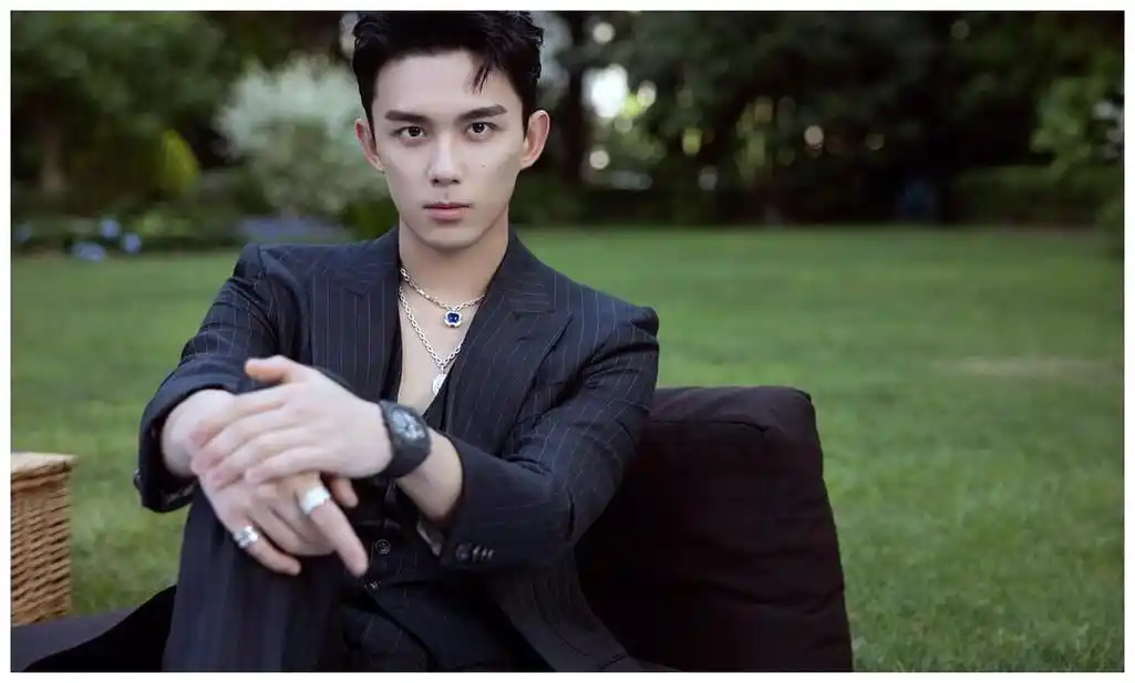 吴磊深v黑西装好惊艳!身材完美上演眼神杀,妥妥的霸道总裁