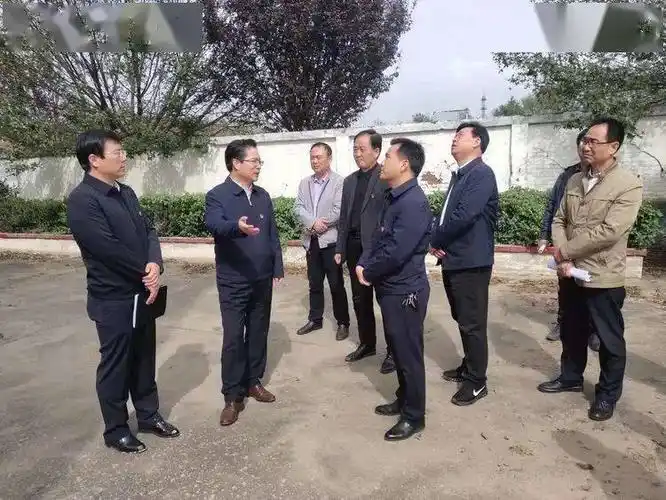 10月8日上午,中共合阳县委书记邓宽社,在常务副县长菊峰和县教育局