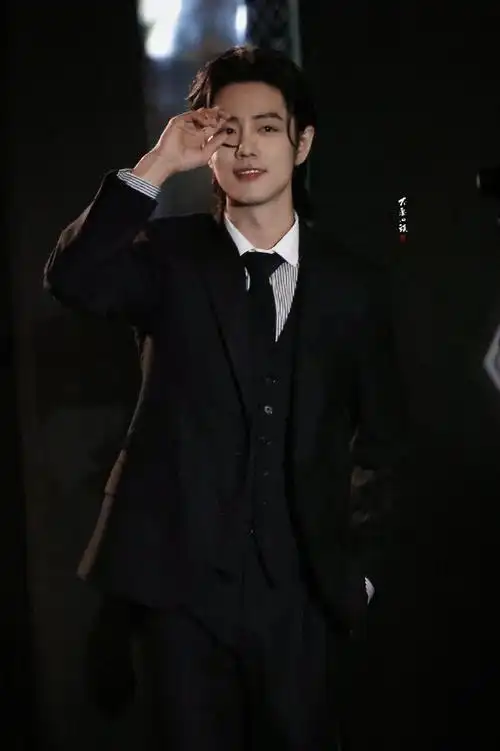 肖战黑西装贵公子##肖战长发背头