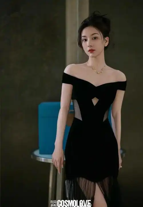 郭富城妻子方媛登《时尚新娘》封面,穿深v抹胸身材傲人,太美了|马|深v