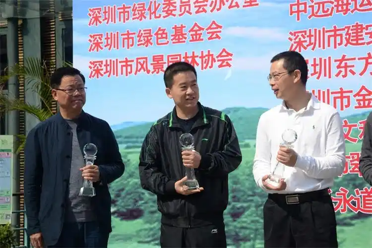 朱伟华齐种树木齐种树木欢歌笑语植树去碧水蓝天间种下自己的树木你扶